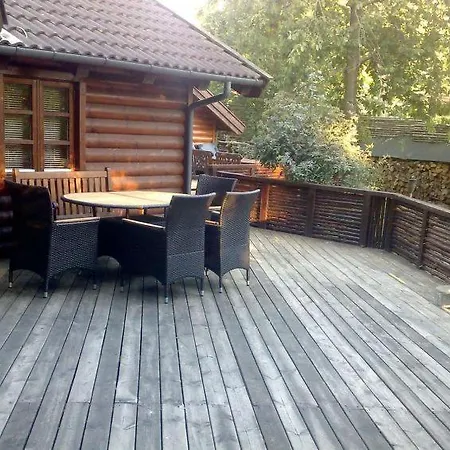 Prázdninový dům Sleeps 8 *